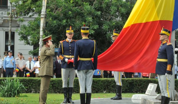 Prefectul anunţă ceremonialul dedicat Zilei Drapelului Naţional