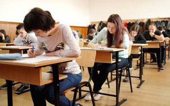 Absolvenţii de liceu susţin astăzi …