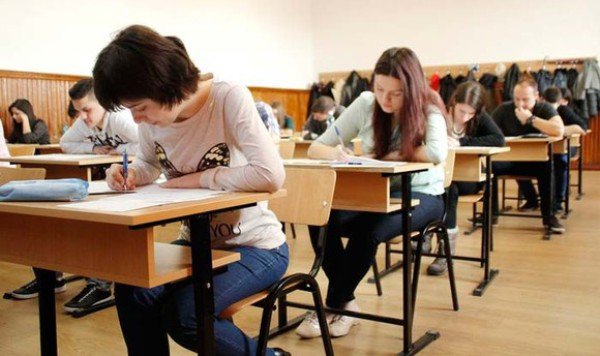 Absolvenţii de liceu susţin astăzi proba scrisă la limba română