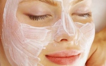 Aplică pe față un amestec …