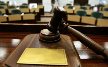 Toţi funcţionarii din sala de …