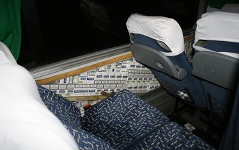 Ţigări de contrabandă ascunse în …