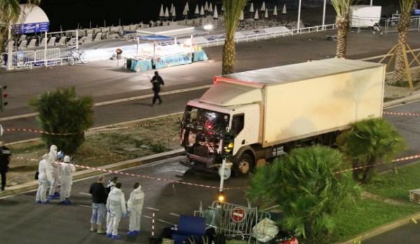 O botoșăneancă se afla la câţiva metri de camionul ucigaş din Nisa: „Nimeni nu ştia ce se întâmplă. Toți erau bulversați”