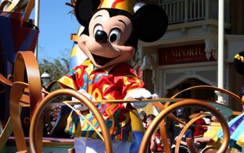 Paradă impresionantă cu păpuși gigant, …