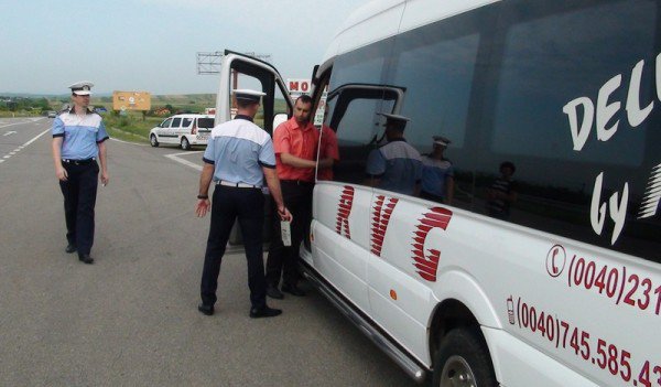 Transportatorii de persoane, luaţi la puricat de poliţişti. Razie în județul Botoșani