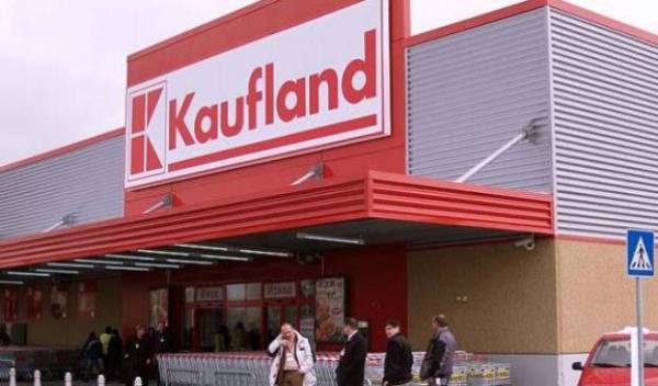 Spargere spectacol la un magazin Kaufland! Hoții au făcut o gaură în acoperiș