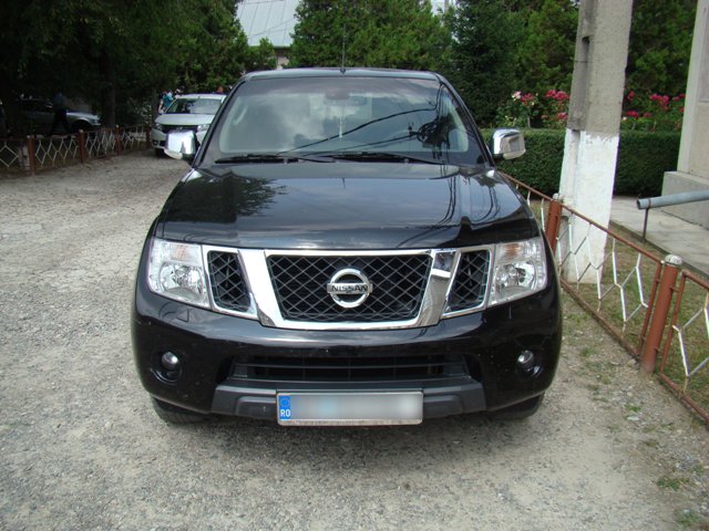 Nissan Navara furat din Franţa depistat în Botoşani - FOTO