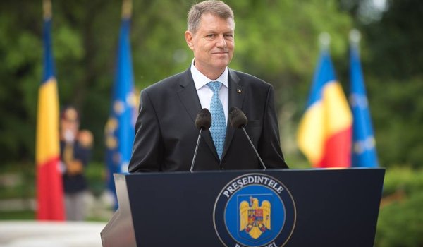 O nouă gafă a lui Iohannis? A decorat un om acuzat că a intrat cu TAB-ul în oameni, la Revoluție