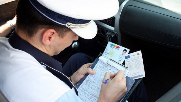 Bărbat fără permis depistat de polițiști la volanul unui autoturism