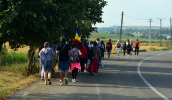 Pelerinaj pedestru „Pe urmele Sfinților nemțeni”. Aproximativ 65 de pelerini din Botoșani au parcurs 15 kilometri din totalul de 130!