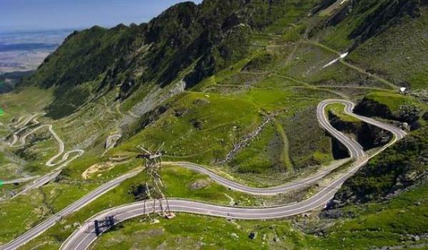 Alertă pe Transalpina. O stâncă stă să se desprindă. Oamenii au fost evacuați