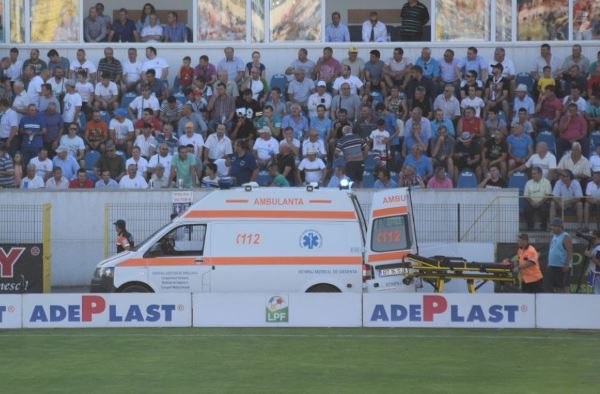 Bărbat luat cu ambulanța de la meciul FC Botoșani – CSMS Iași. Vezi ce a pățit!