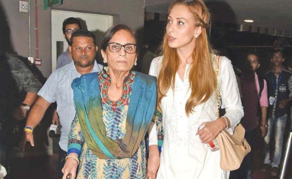 Iulia Vântur şi Salman Khan, păziţi ca nişte şefi de stat pe aeroportul din Mumbai