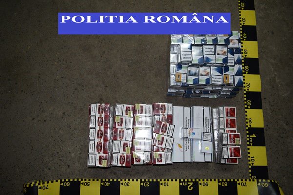 Polițiștii au făcut percheziţii la persoane bănuite de contrabandă cu ţigări