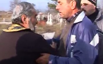 Bătaie la înmormântare între săteni …