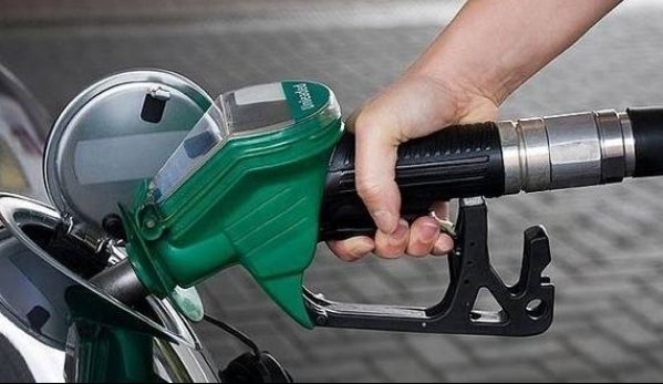 Veste bună pentru şoferi: Se ieftinesc carburanţii