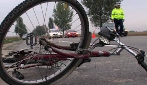 Un copil de 6 ani a ajuns la spital după ce a căzut de pe bicicletă