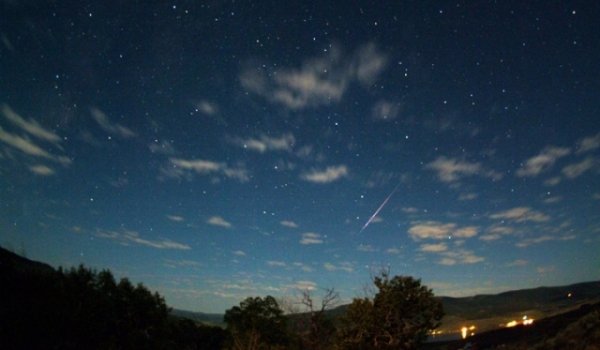 NASA anunţă ploaie de stele. Cad în jur de 200 de meteoriţi pe oră