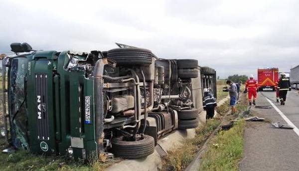 Un autoturism înmatriculat în Botoşani, a intrat într-un tir, după o depăşire la intrarea în Suceava - FOTO