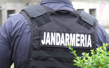 Trei tineri amendați de jandarmi …