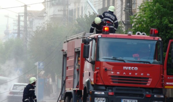 Zeci de persoane prezente la un praznic evacuate din cauza unui incendiu