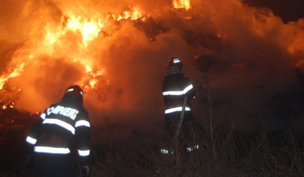 Peste 30 de tone de furaje au ars într-un incendiu provocat intenționat în comuna Roma