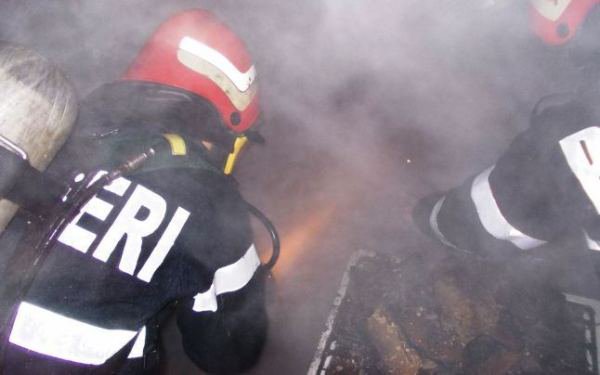 La un pas de dezastru! Un garaj în care se aflau două mașini și 400 de litri de motorină cuprins de flăcări!