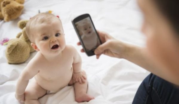 Au părinții dreptul să posteze fotografii pe Facebook cu bebelușii lor?