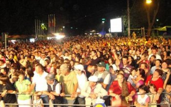 Vezi ce artişti concertează astăzi …