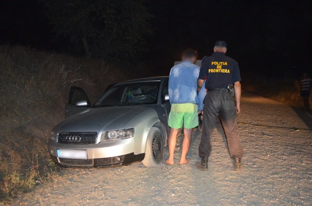 Cetăţeni români depistaţi de poliţiştii de frontieră botoşaneni transportând ţigări de contrabandă – FOTO