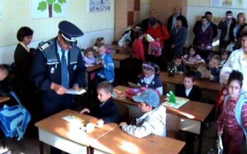 Poliţiştii botoşăneni alături de elevi, …
