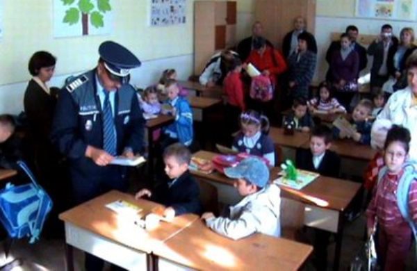 Poliţiştii botoşăneni alături de elevi, la începutul unui nou an şcolar