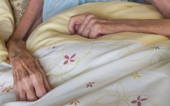 O bătrână dintr-un azil, care …