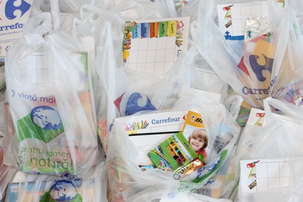 Carrefour întâmpină elevii de clasa I cu peste 40.000 de pachete cu rechizite, prin Operațiunea Ghiozdanul