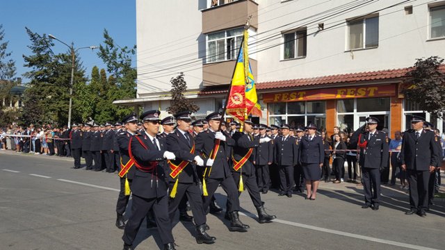 Sute de dorohoieni alături de pompieri, de ziua armei - FOTO