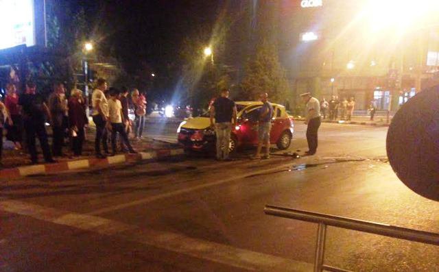 Weekend-ul începe cu un nou accident la mall. Taxi lovit de un autoturism care nu a dat prioritate