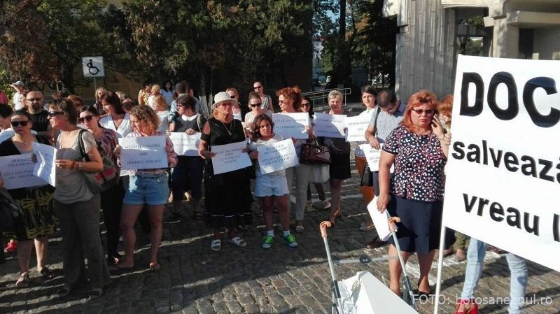 Protest cu un sicriu alb în faţa Palatului Administrativ: „Nepăsarea voastră este durerea noastră” - FOTO