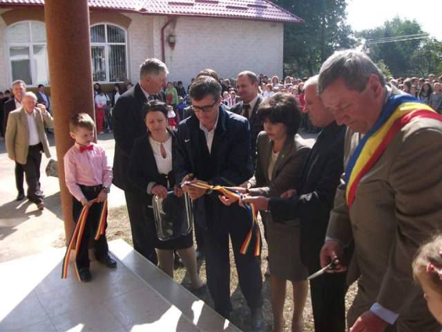  Andrei Dolineaschi și Doina Federovici au inaugurat prima grădiniță la standarde europene din comuna Lozna - FOTO
