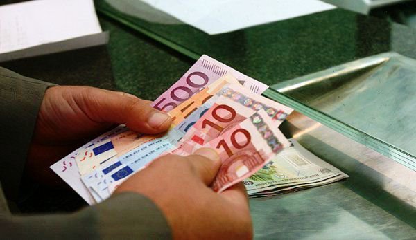Veşti bune pentru românii cu credite ipotecare. Pot cere conversia împrumutului în altă valută
