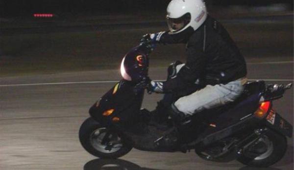 Cercetat după ce a condus fără permis, în miez de noapte, un moped neînmatriculat