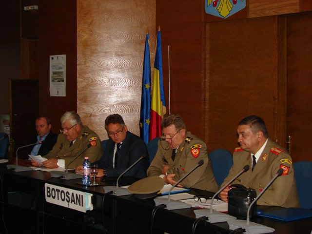 Primarii, instruiţi de specialişti militari pentru apărarea ţării - FOTO