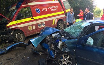 Mașină SMURD spulberată de un …