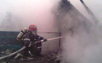 Casă distrustă, parţial, într-un incendiu …