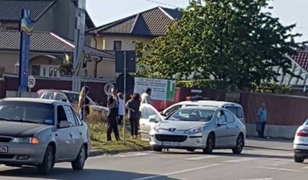 Accident la Botoșani! Două mașini distruse și o persoană rănită din cauza neatenției!