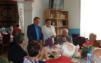 Vârstnicii s-au sărbătorit la ei …