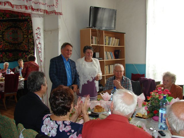 Vârstnicii s-au sărbătorit la ei acasă, dar cu prefectul Dan Nechifor - FOTO