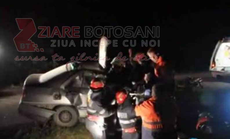 Accident grav! Un șofer a rămas încarcerat după ce a intrat cu mașina într-un cap de pod! - FOTO