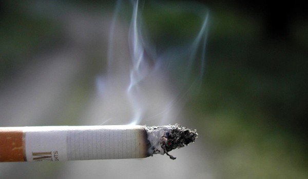 Trei elevi depistați în timp ce fumau în curtea unui liceu din Botoșani, sancționați de jandarmi