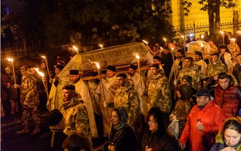 Credincioșii au înfruntat ploaia pe …