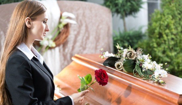 Se schimbă regulile la înmormântare. Amendă de 10.000 de lei dacă nu îmbălsămezi mortul